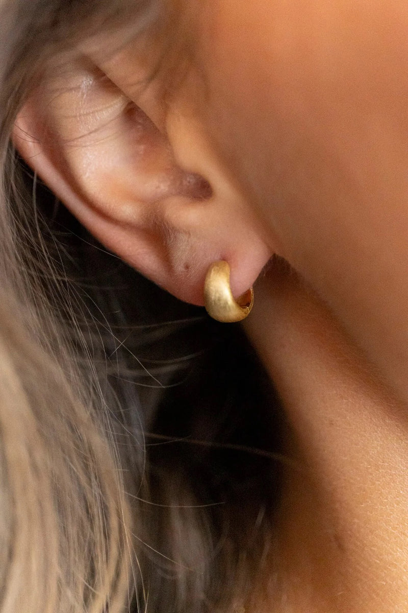 BRUSHED GOLD CHUNKY HUGGIE HOOPS