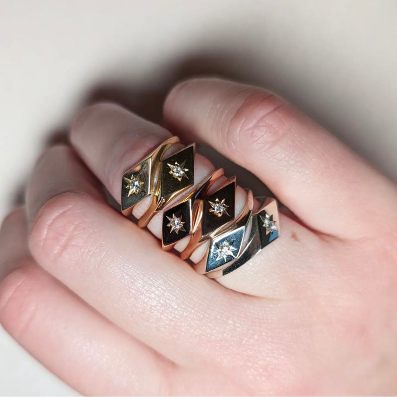 KITE SIGNET DIAMOND RING