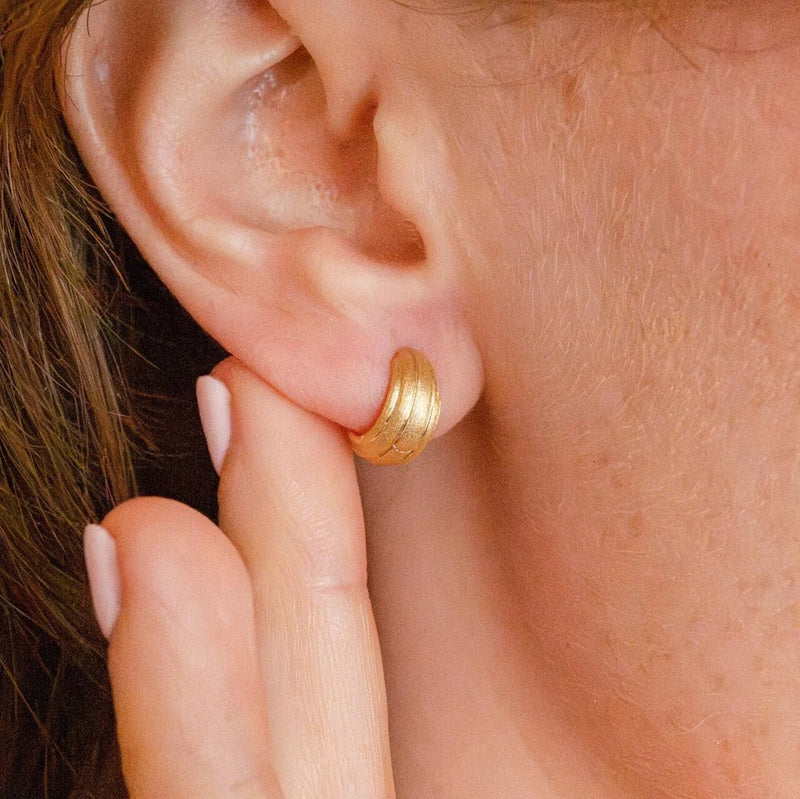 RIDGED CHUNKY GOLD HUGGIE HOOPS