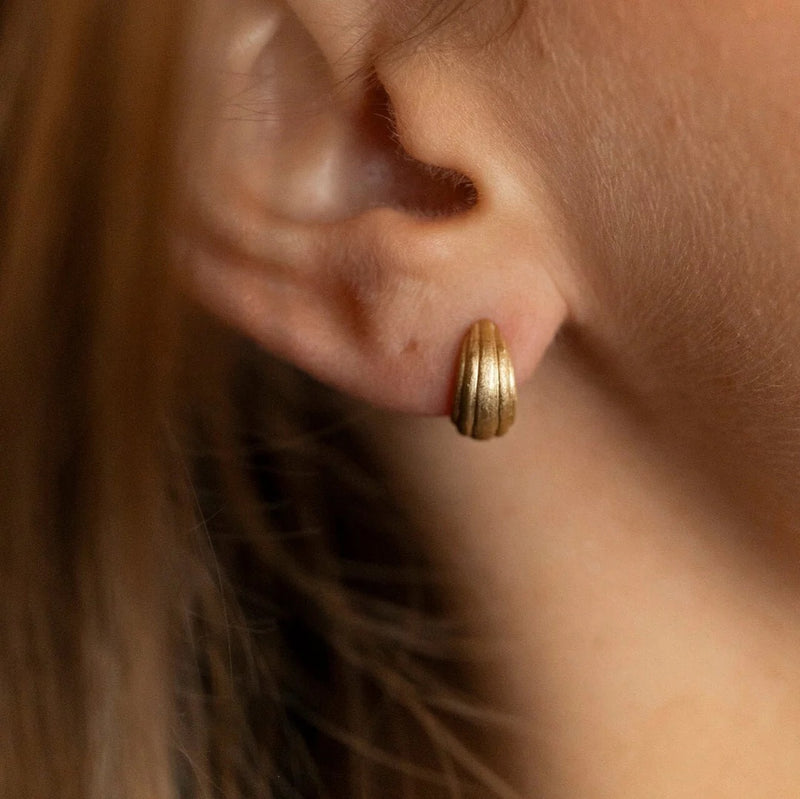 RIDGED CHUNKY GOLD HUGGIE HOOPS