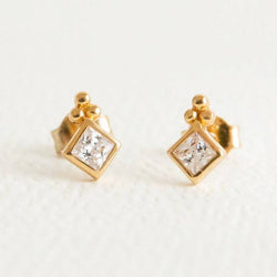 SPARKLY DIAMOND-SHAPED GOLD MINI STUD EARRINGS