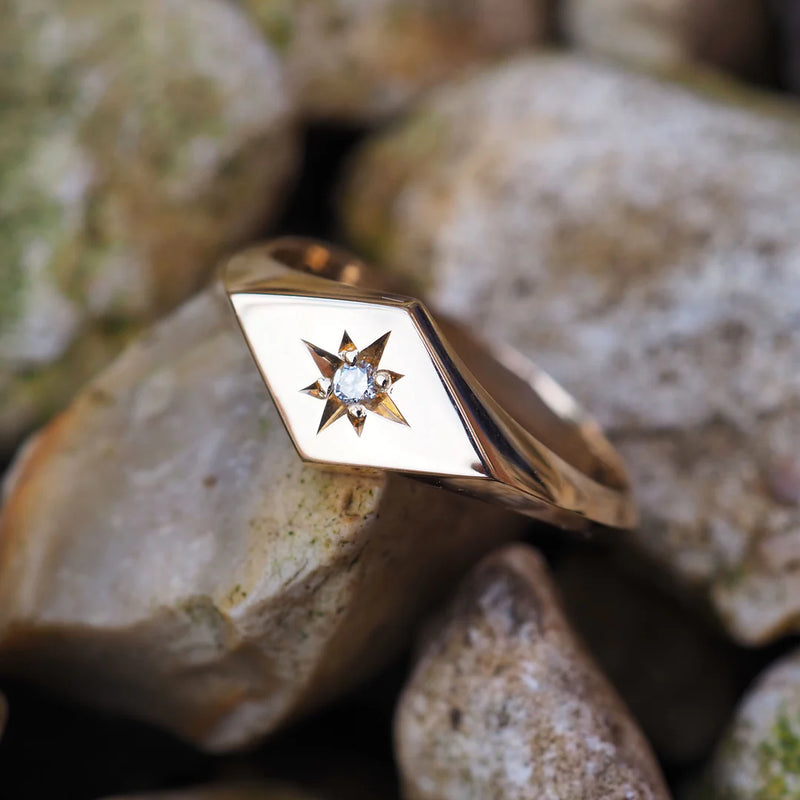 KITE SIGNET DIAMOND RING