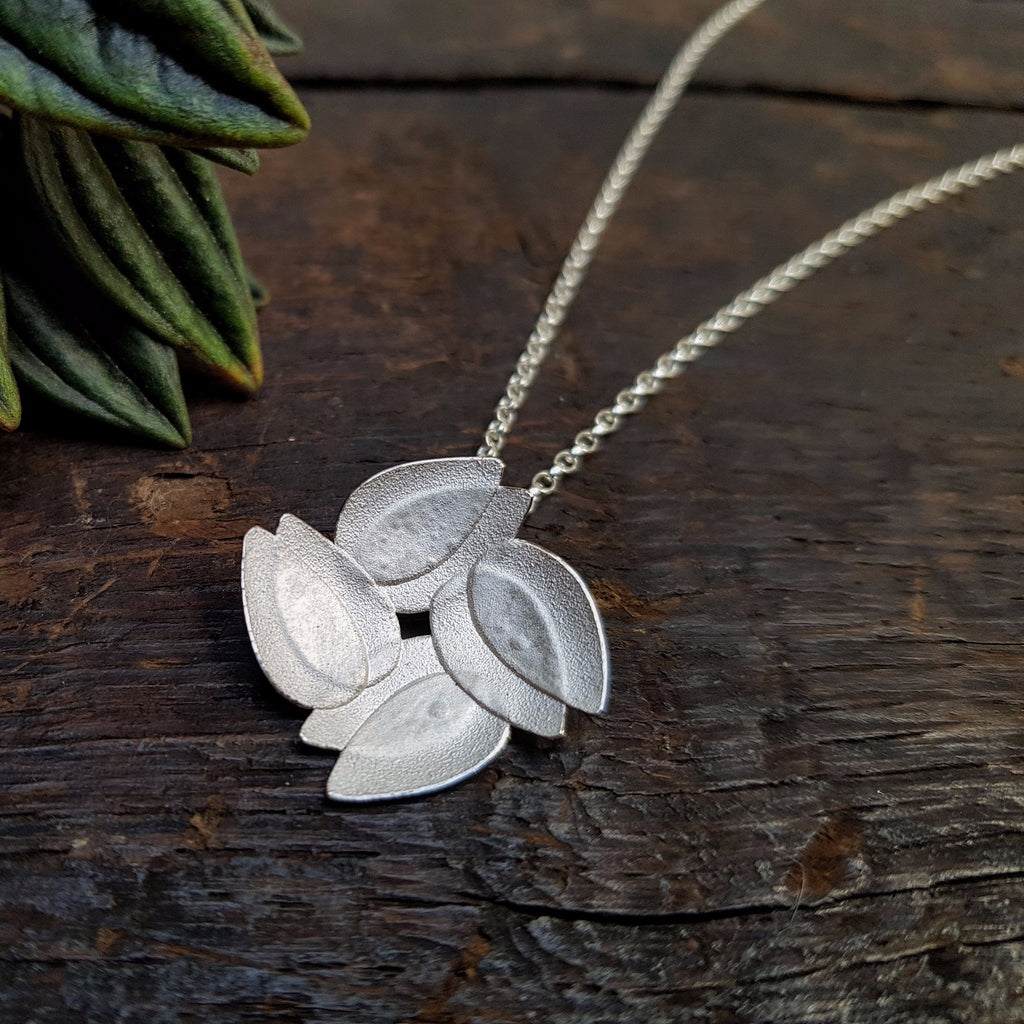 Flower pendant necklace silver discount